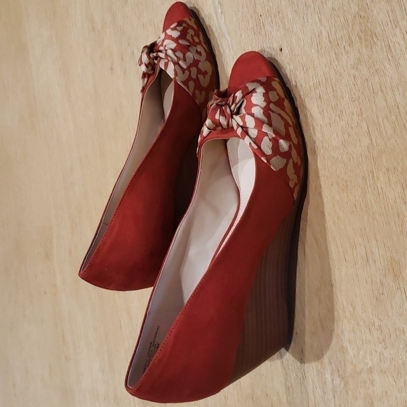 𝅺VIOLET & Red Poppy Orange Sued Wedges Nwot - Picture 1 of 9